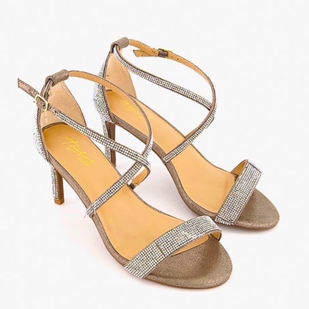 Thalia Sodi Womenโs Dress Sandals Shoes Sparkling Golden Wedding Party Heels 6.5 - Picture 1 of 17
